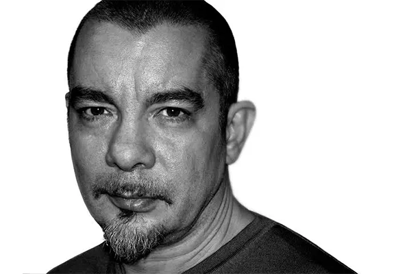 Retrato en blanco y negro del diseñador Neville Brody