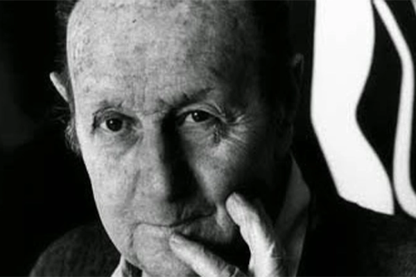 Armin Hofmann, diseñador gráfico suizo, conocido por su trabajo pionero en la tipografía y diseño visual.