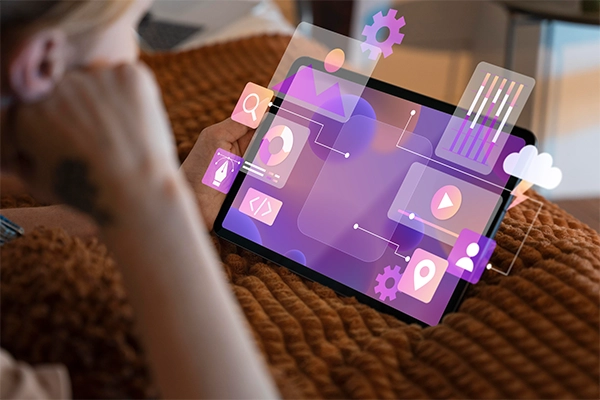 Interfaz digital interactiva proyectada sobre una tablet que representa el diseño web emocional y la arquitectura sensorial orientada a la experiencia del usuario.