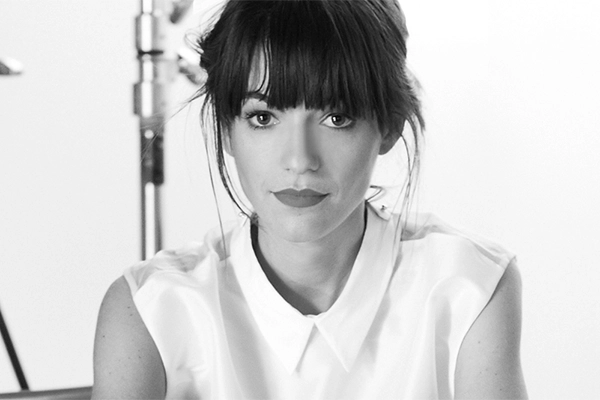 Jessica Walsh, diseñadora gráfica, en una sesión de fotos en blanco y negro.