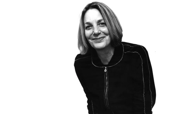 Fotografía de Paula Scher, una de las diseñadoras gráficas más influyentes, conocida por su trabajo en tipografía y diseño urbano.