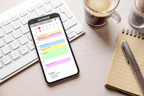 Imagen de un teléfono móvil mostrando un moodboard visual de planificación estética mensual en Pinterest.