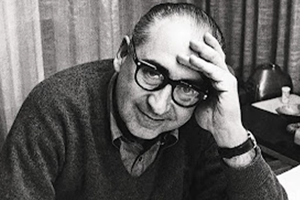 Retrato en blanco y negro de Saul Bass, diseñador gráfico y cineasta, referente del diseño moderno y de la comunicación visual basada en movimiento y síntesis.